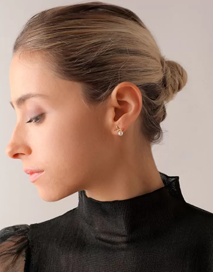 Shop Majorica Romea Short Earrings In Gold-Plated Silver And White Pearl