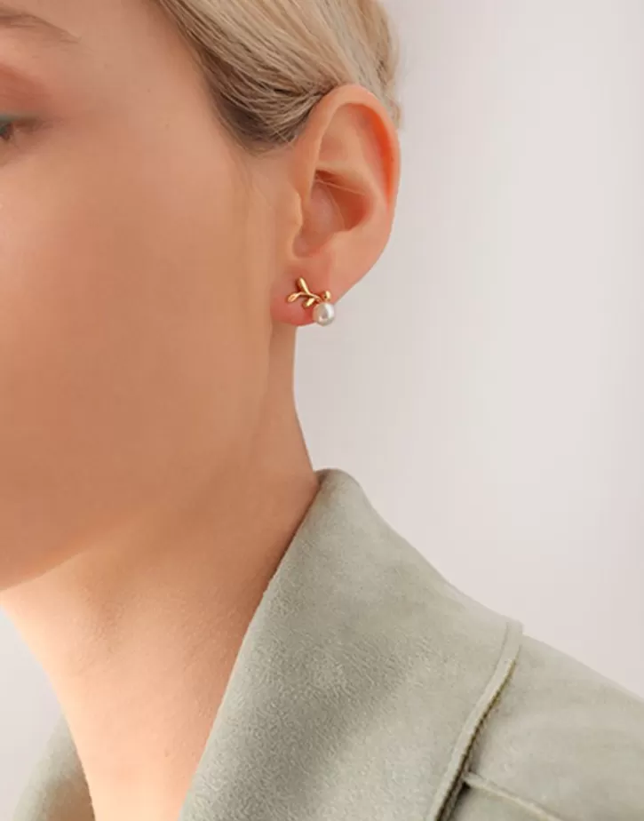 Shop Majorica Romea Short Earrings In Gold-Plated Silver And White Pearl