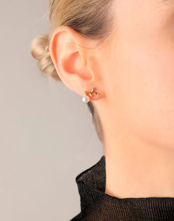 Shop Majorica Romea Short Earrings In Gold-Plated Silver And White Pearl