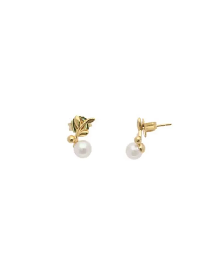 Shop Majorica Romea Short Earrings In Gold-Plated Silver And White Pearl